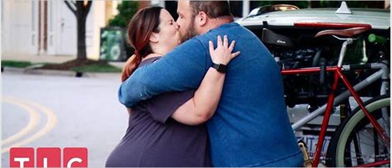 Fat people kissing